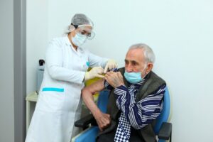 “Qocalar evi” və sığınacağın sakinləri də vaksinasiya olunur 10 image-vak3