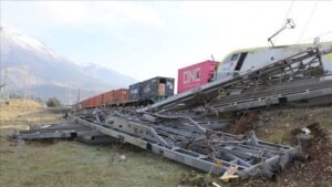 image-adana-da-ayni-istikametteki-iki-yuk-treni-carpisti-2-makinist-yarali-5