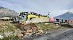 image-adanada-yuk-treni-raydan-cikti-1618378203