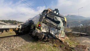 image-adanada-yuk-treni-raydan-cikti