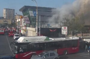SON DƏQİQƏ: Bakıda məşhur ticarət mərkəzi yanır 3 image-yangin