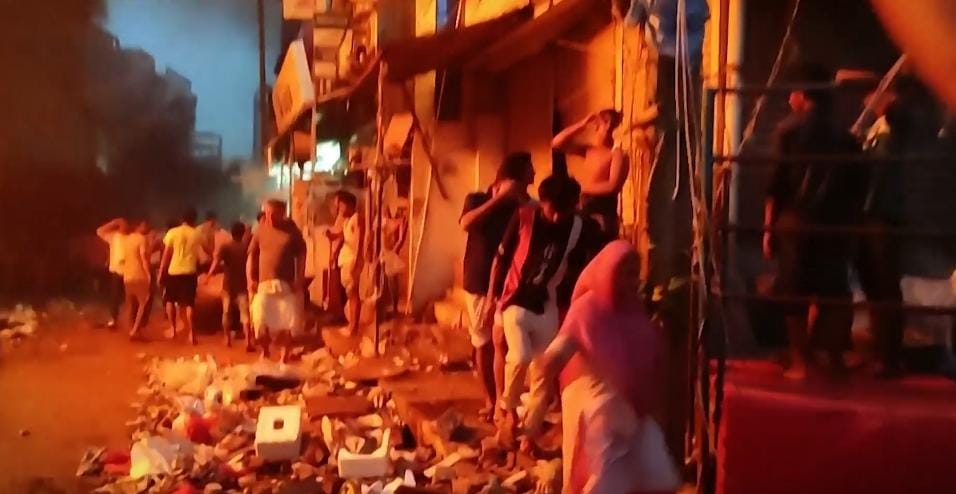 Banqladeşdə yanğın: 100-lərlə mağaza kül oldu 6 image-dekke1