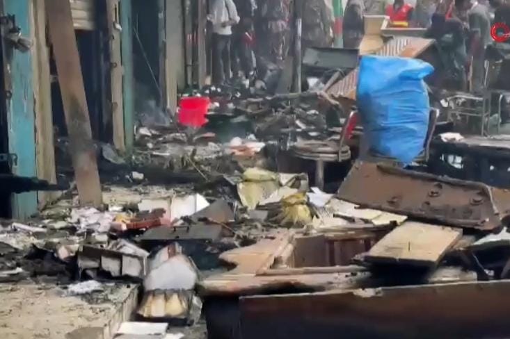 Banqladeşdə yanğın: 100-lərlə mağaza kül oldu 7 image-dekke2