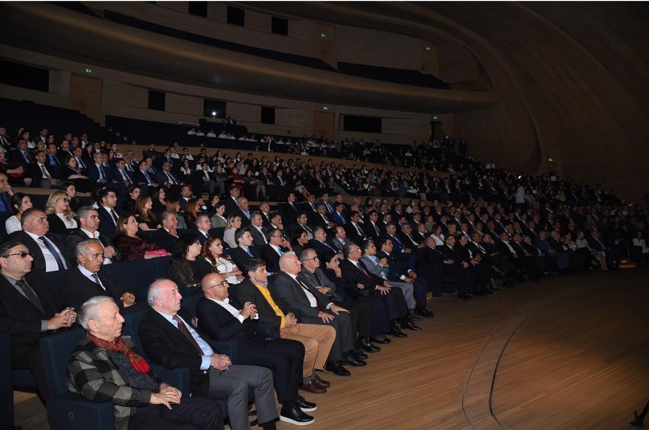 Heydər Əliyev Mərkəzində “Liderin ürəyi” sənədli filmi təqdim olunub - FOTOLAR 11 image-foto100