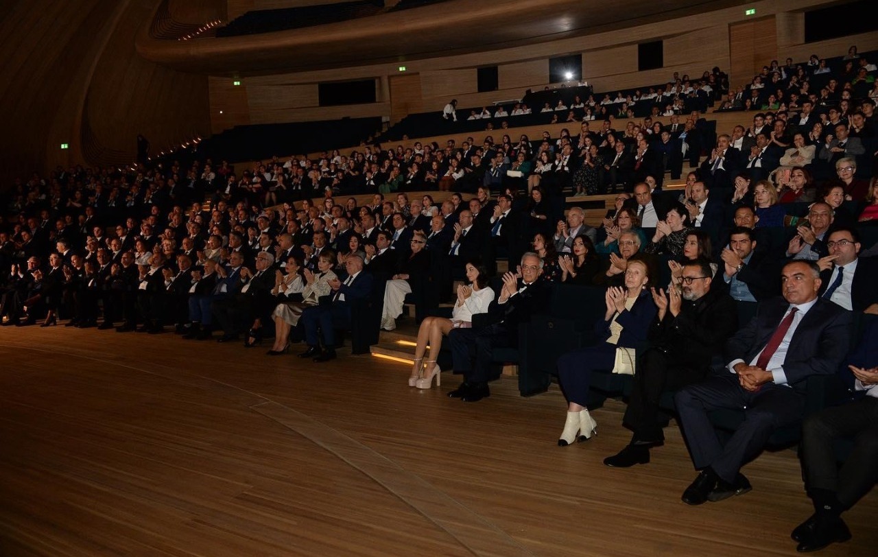 Heydər Əliyev Mərkəzində “Liderin ürəyi” sənədli filmi təqdim olunub - FOTOLAR 13 image-foto22