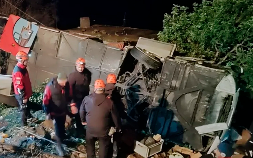 Sərnişin avtobusu aşdı - 1 ölü, 32 yaralı - FOTO 4 image-4377f68b-09da-3422-a0ce-f65fe921fb64_850